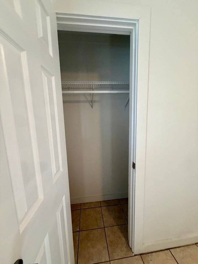 Building Photo - 3 Bed 1 Bath Brick Home