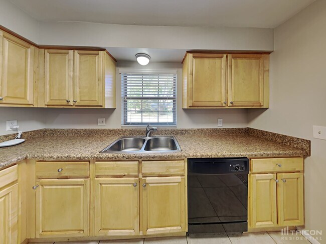 Building Photo - 1525 Guinevere Dr