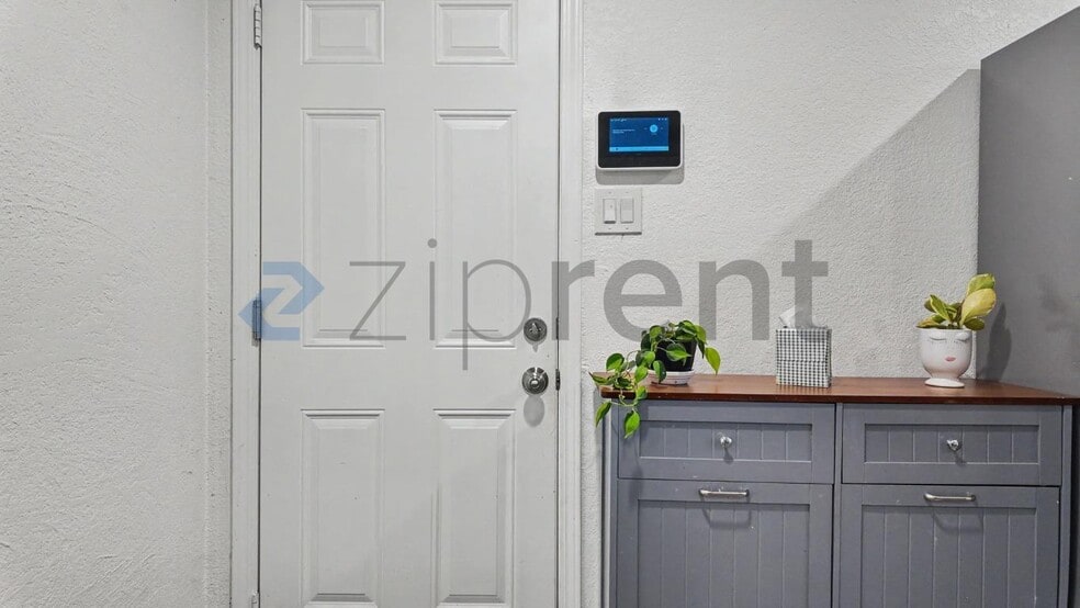 Building Photo - Unit