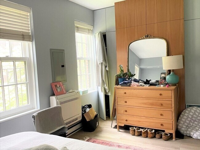 Building Photo - 33 Lawrence St