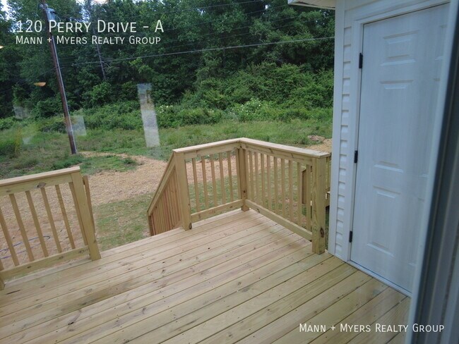 Building Photo - 120 Perry Dr