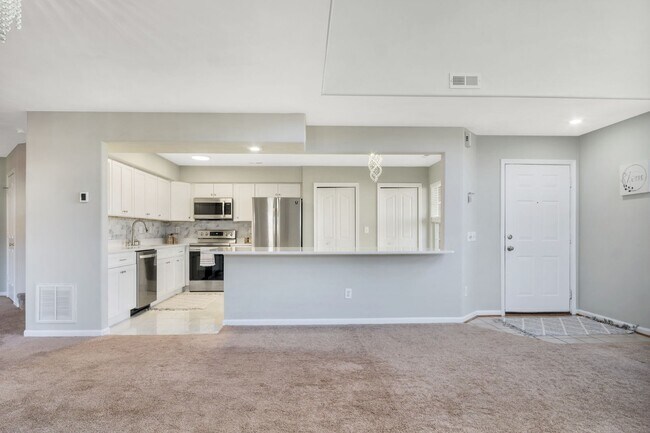 Building Photo - Updated 3-Bed, 2.5-Bath Yorktown Condo with Modern Kitchen, Parking & Community Amenities