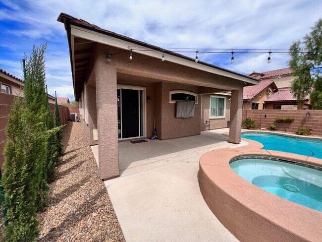 Building Photo - Gorgeous 1 story single home, 3 beds, 2 ba...