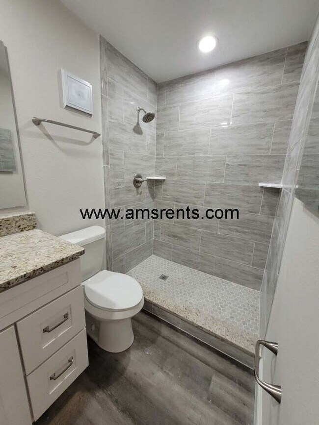 Building Photo - Spacious 3 bedroom Villa