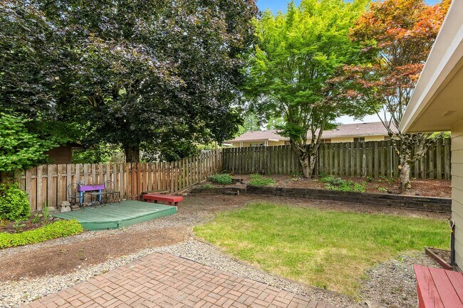 Building Photo - Refreshed 3 Bedroom Ranch In NE Portland