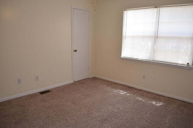 Building Photo - Charming 2-Bed Townhouse Retreat in Fort W...