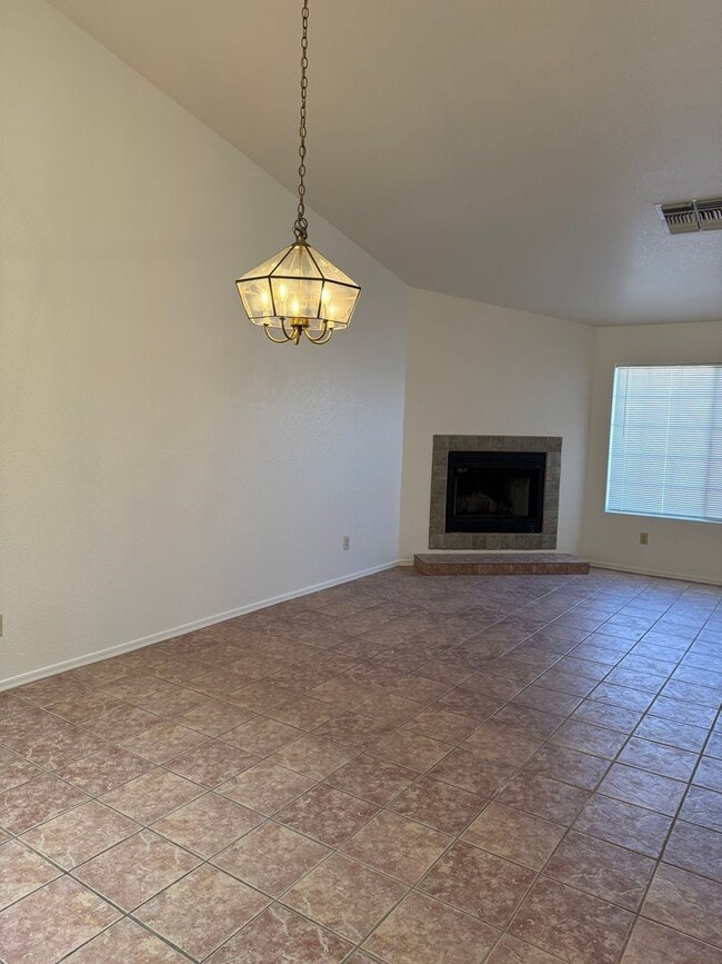 Building Photo - 3 Bed 2 Bath home in the highly desirable Northwest Tucson area. New paint and Carpet!