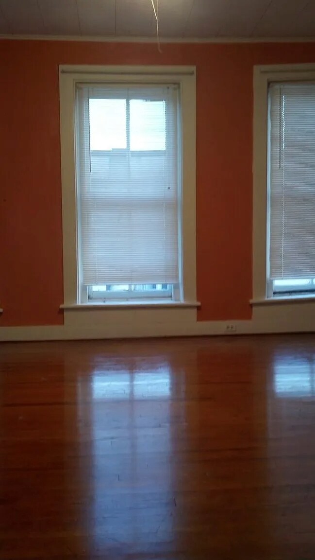 Building Photo - 105-4 E Main St