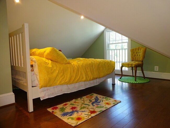 Building Photo - Beautiful Home with Fenced Yard in Rosemont!