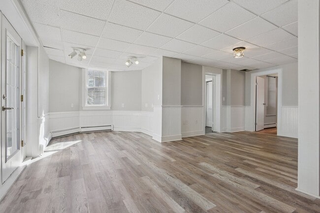 Building Photo - Charming 3-Bedroom in Downtown Niantic