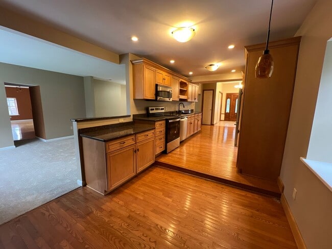 Building Photo - Gorgeous 3 bed, 2 bath home | Lawn Care Included