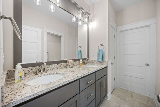 Building Photo - 5/3.5 TRULAND BUILT BEAUTY!