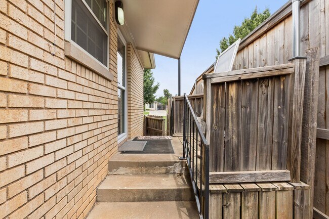 Building Photo - 1108 Larchmont Ln