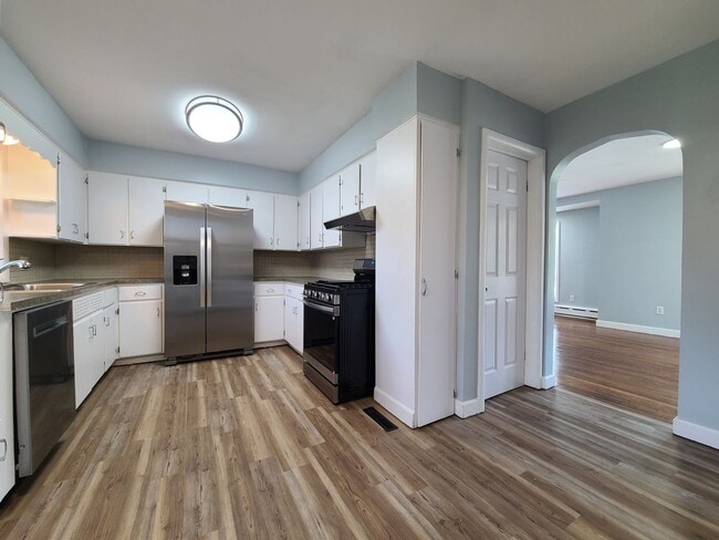 Building Photo - Spacious 4-Bed, 2-Bath Updated Home in Ben...