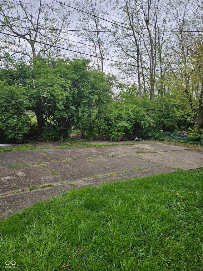 Building Photo - 835 N Gladstone Ave