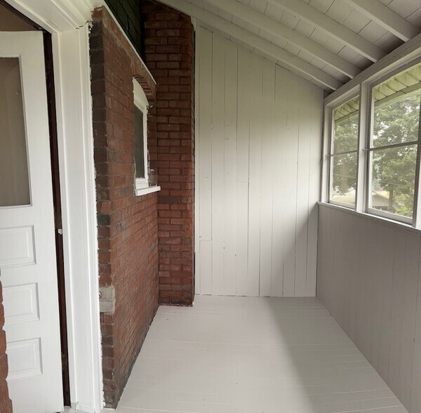 Covered balcony - 721 E Main St