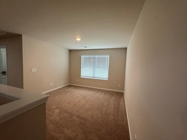 Building Photo - ***** READY TO MOVE IN *****