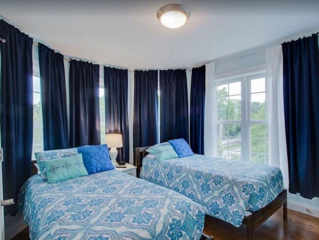 Building Photo - Move In Ready Winter Retreat in Downtown T...