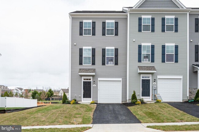 Building Photo - 301 Hillsdale Pl