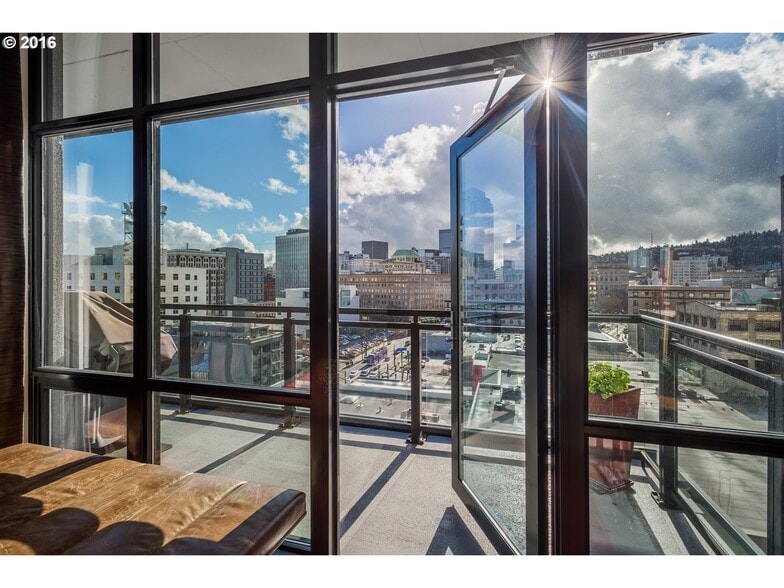 Building Photo - 1025 NW Couch St