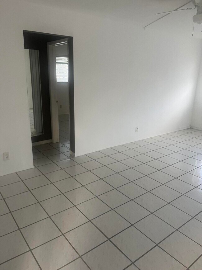 Building Photo - 707 S 19th Ave