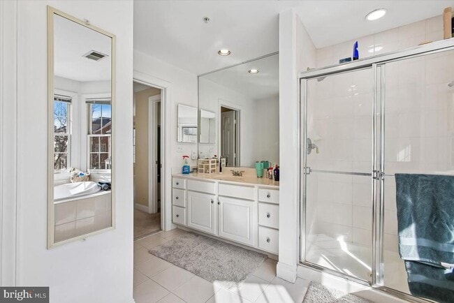 Building Photo - 1053 N Stuart St