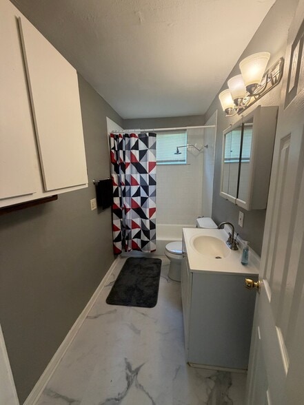 Building Photo - 9506 Sierra Dr