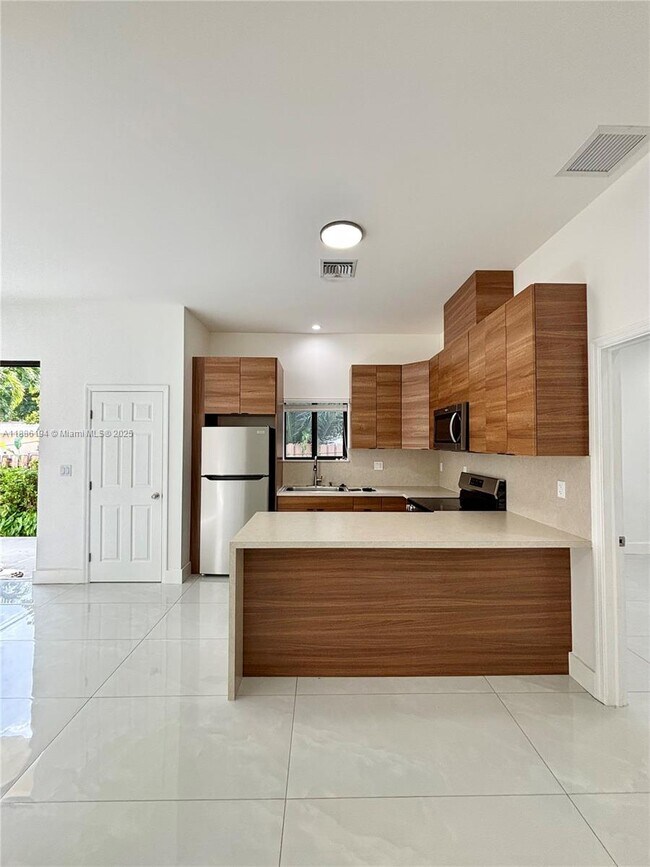 Primary Photo - 5737 Cleveland St