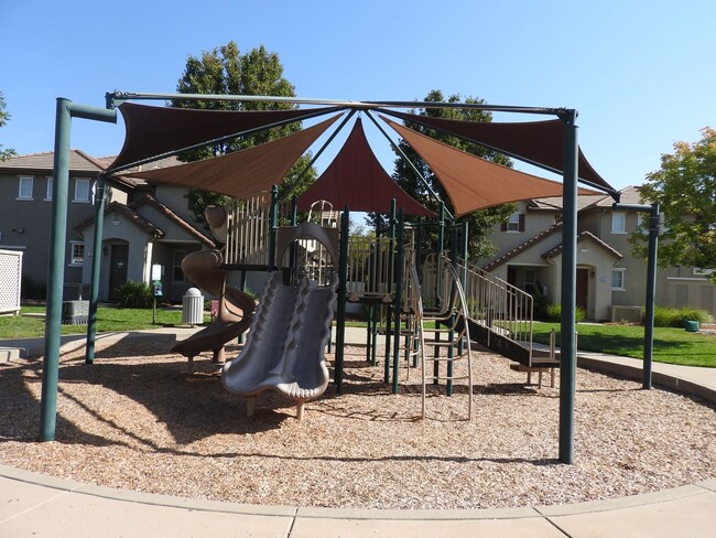 Building Photo - Beautiful Townhome in Empire Ranch