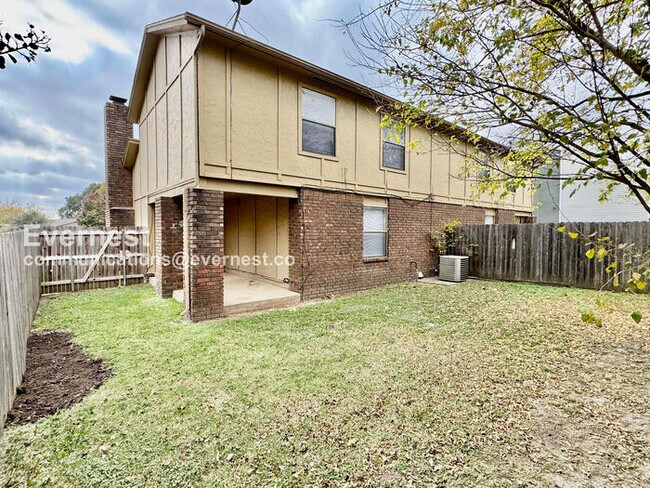 Building Photo - 3 Bed, 2 Bath Home with Garage / Pet-Friendly / Available Now!