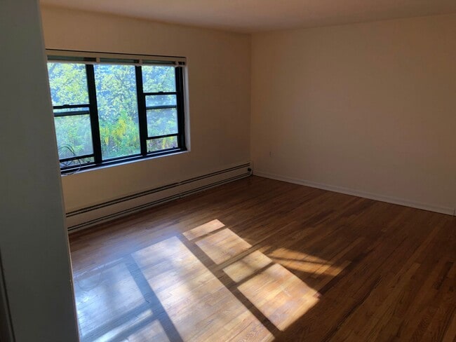 Interior Photo - Bay Ridge Court (Cobblestone Court)