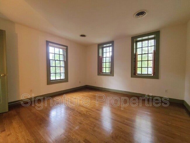 Building Photo - 2302 Mountainbrook Dr