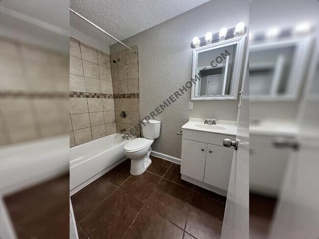 Building Photo - 2917 Raton Dr
