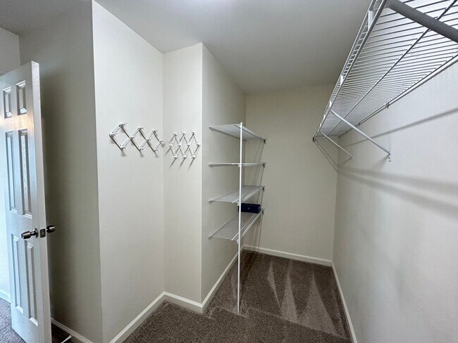 Building Photo - Immaculate beautiful 3-bedroom, 2.5-bath t...