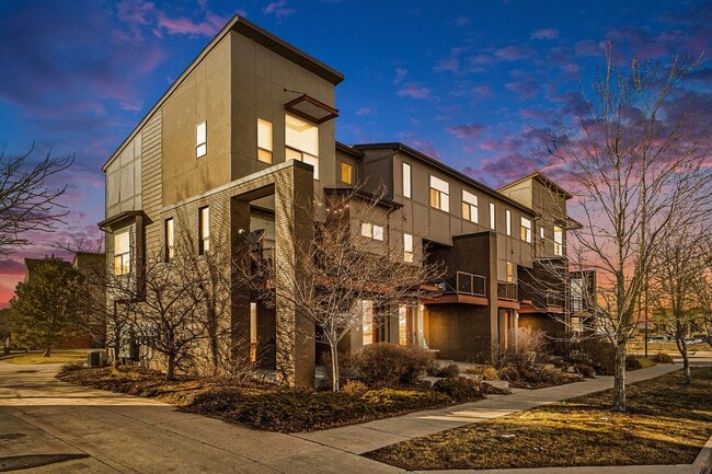 Building Photo - Beautiful Townhouse in Denver's Central Park
