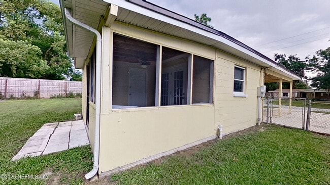 Building Photo - 165 Parkwood Dr W