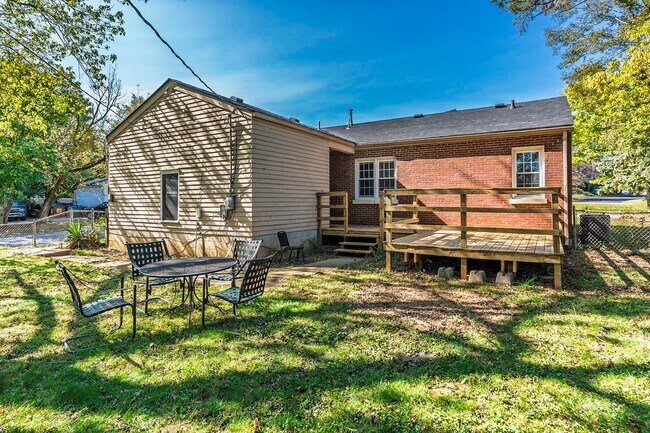 Building Photo - 2224 Harrodsburg Rd