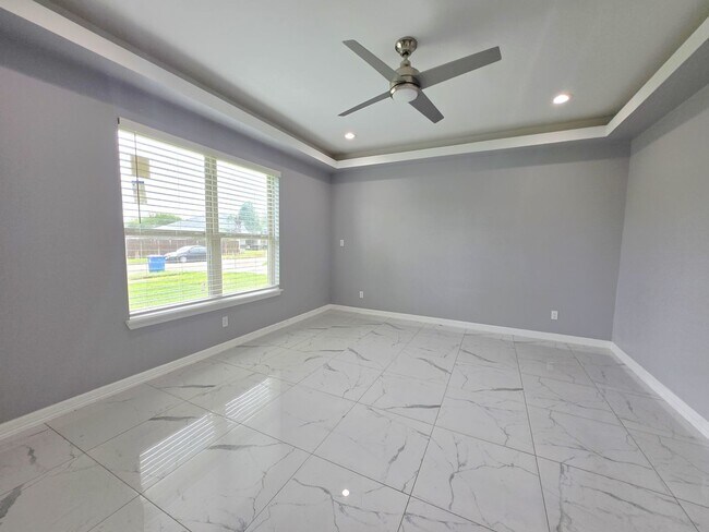 Building Photo - Beautiful Modern 4 Bed/3 Bath/2 Gar Centra...