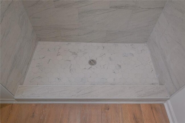 Building Photo - 817 Maple St