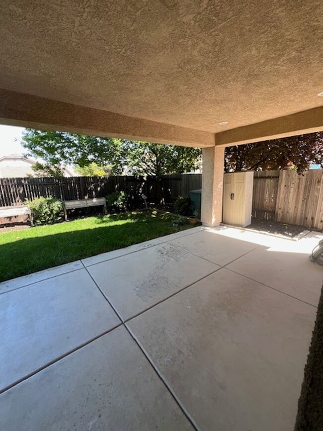 Building Photo - Beautiful 5 Bedroom Home in Crocker Ranch ...