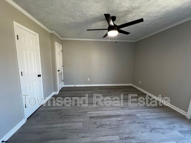 Building Photo - 5850 Century Oaks Dr