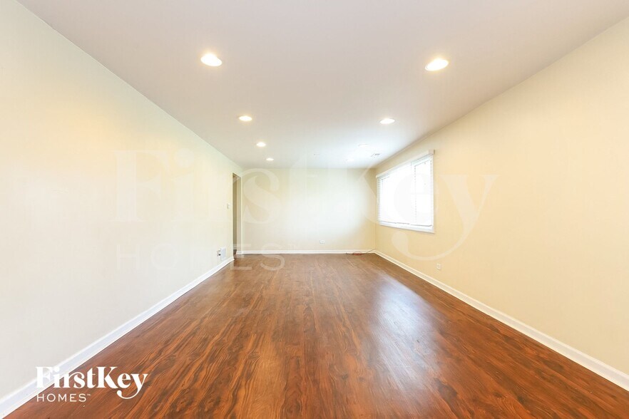 Building Photo - 5141 Oak Center Dr