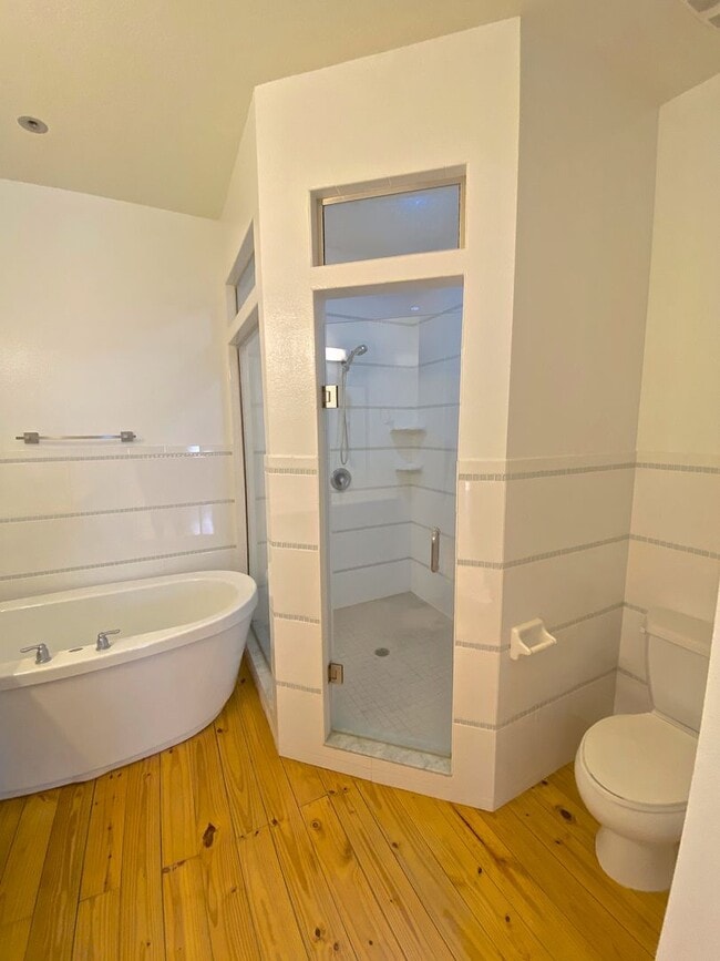 Building Photo - Stunning and Unique Luxury Town Home for R...