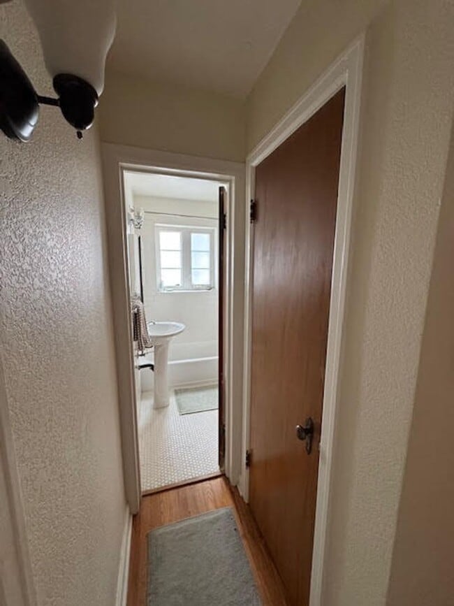 Building Photo - Mid Century Modern 1 bed Condo