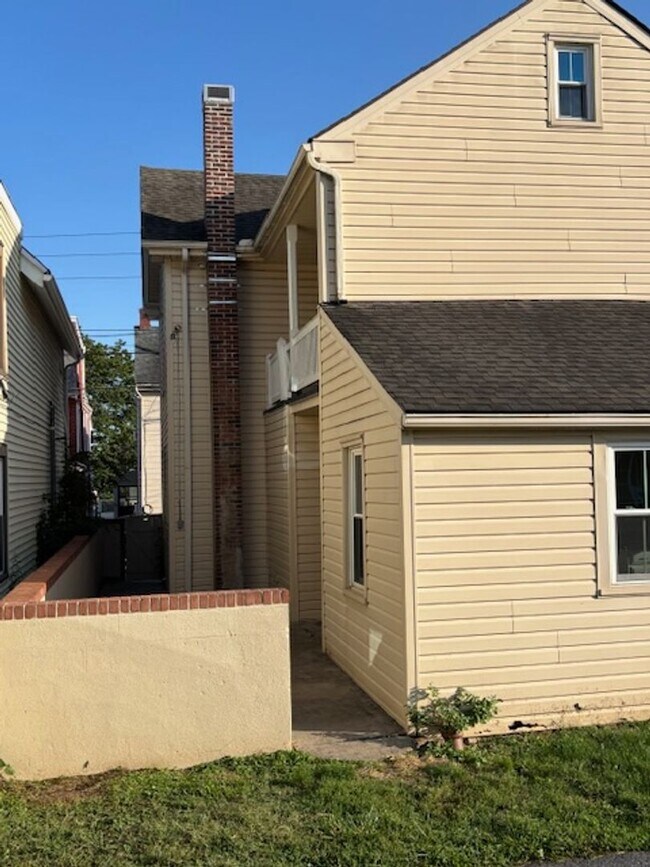 Building Photo - 3 Bedroom 1.5 Bathroom Available in Manheim!
