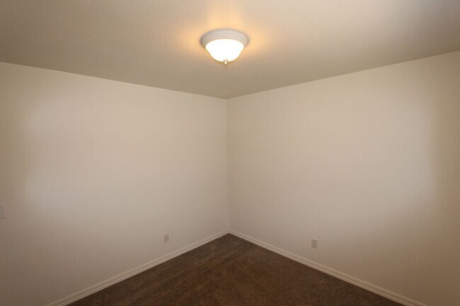 Building Photo - Spacious Bellemont Townhome | 3 Bedrooms + Private Fenced Yard
