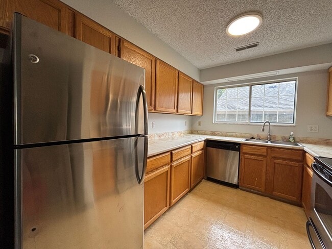 Building Photo - Large 2-story townhome with finished basement & 1-car garage!
