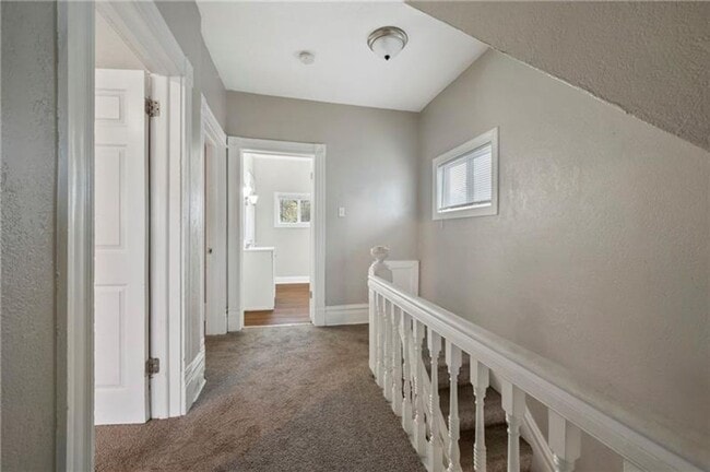 Building Photo - Charming 2-Bedroom Home with Tall Ceilings & Backyard Deck in Coraopolis