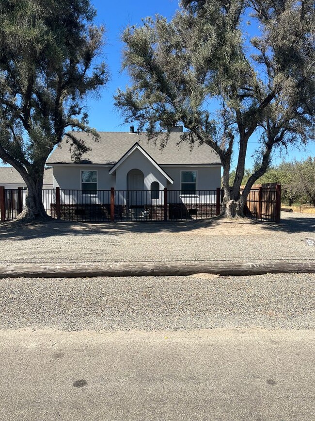 Primary Photo - Great country home