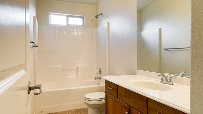 Building Photo - 4 Bedroom Treasure Valley Home Near Crimson High School